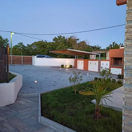Happy House Vila