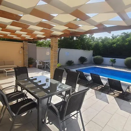 Happy House Vila